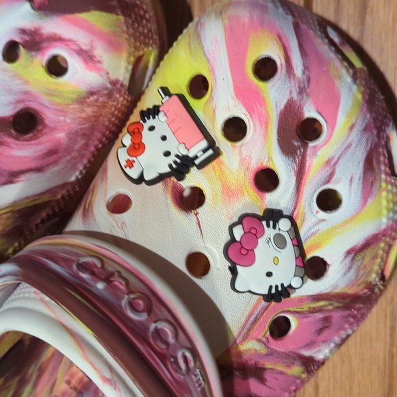 Hello Kitty Crocs - Picture 3 of 8